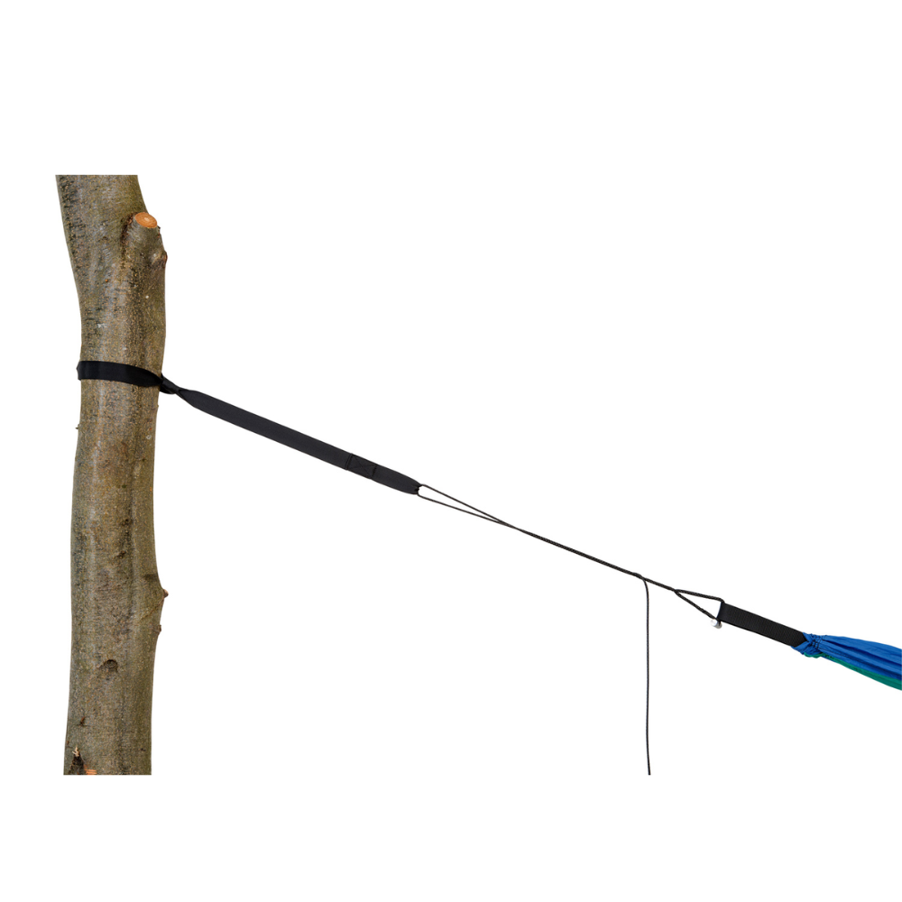 Seilaufhängung für Hängematten an Baumstamm befestigt