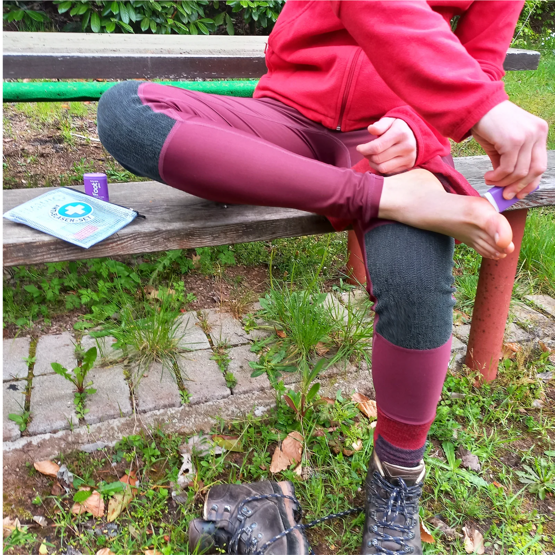 Frau bei der Anwendung eines footglide sticks an den Füßen 