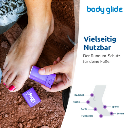 Anwendung des body glide Foot sticks am Fuß einer Frau