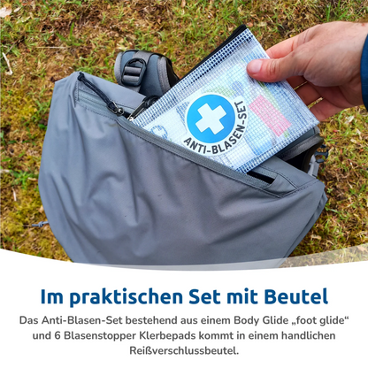 Hand zieht Anti-Blasen-Set mit Beutel aus einem Rucksack