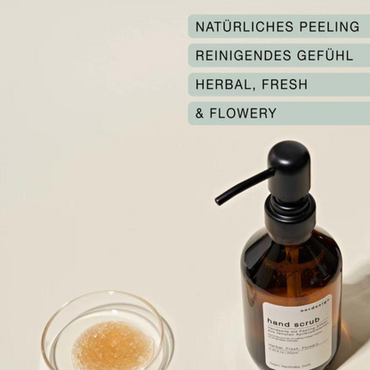 Seifenspender in brauner Flasche mit Aufschrift hand scrub der Marke nordesign natürliches Peeling reinigendes Gefühl herbal fresh flowery