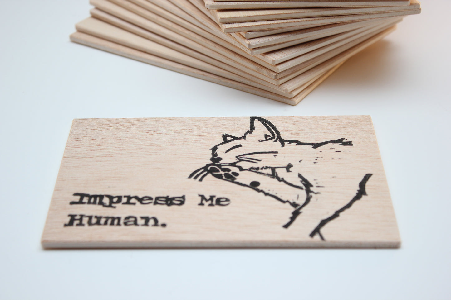Holzpostkarte, Linoldruck, Impress Me Human (14,7x10,5cm) - S'MADL MACHT'S